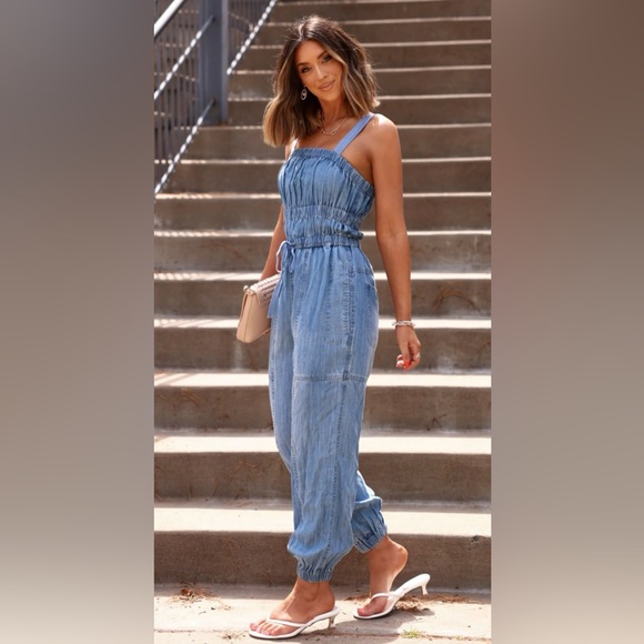 Elan Pants - Elan Denim Blue light wash
Jumpsuit adjustable tie waist
Size S